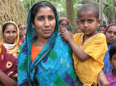 Women and children in a fishing village, Bangladesh. Photo credit: Peter Fredenburg, 2009.
