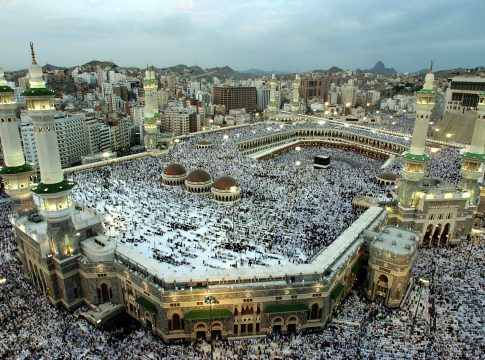 Muslim Pilgrims Converge at Mount Arafat for Daylong Worship
