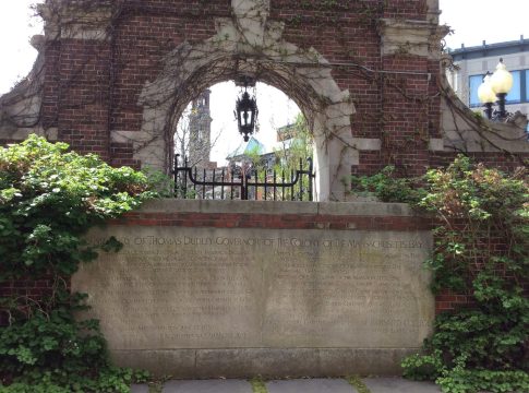 <em>Harvard Crimson:</em> Structure in Memory of Gov. Thomas Dudley (1915)