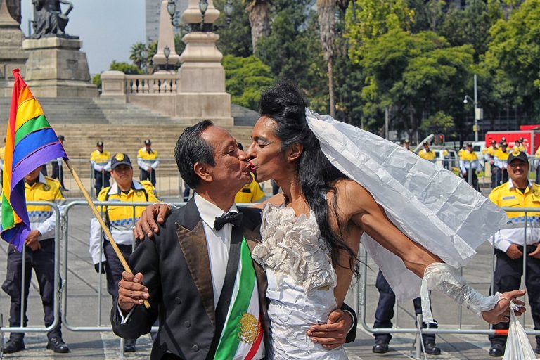 Love Wins: Over 100 Same-Sex Couples Wed in Mexico City Mass Ceremony Love Wins: Over 100 Same-Sex Couples Wed in Mexico City Mass Ceremony