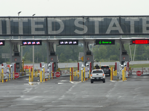 Canada Warns Travelers: U.S. Border Officers can Search e-Devices