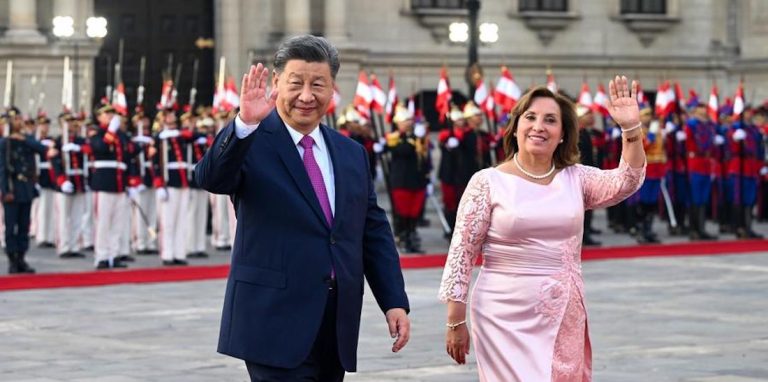 Xi Jinping Receives Grand Welcome from Peruvian President