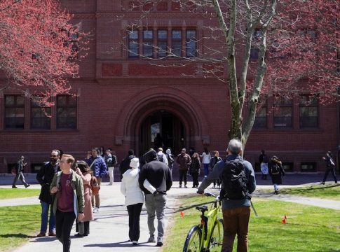 Students walk towards Sever Hall in Harvard Yard. Photo credit: Harvard Crimson / Barbara A. Sheehan
