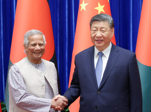 Chinese President Xi Jinping (right) Bangladesh interim government's Chief Adviser Muhammad Yunus shake hands as they meet at the Great Hall of the People in Beijing, China, March 28, 2025. (PHOTO / XINHUA)