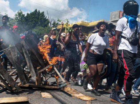 Haitians take to the streets to protest against insecurity. Photo credit: Vatican News.