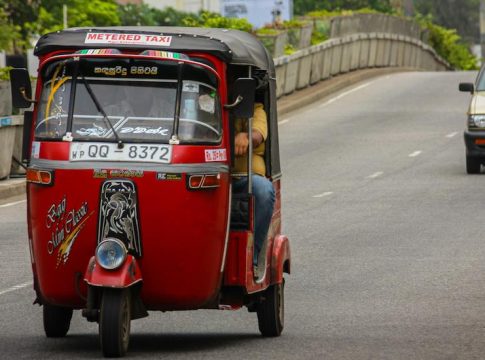 Tuk-tuk in Colombo. Sri Lanka's capital. Photo credit: Maciej Cisowski / pexels.com.