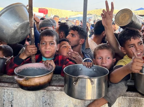 Hot meals are distributed to Palestinian children in Khan Younis, Gaza. Photo credit: WFP / Jonathan Dumont.