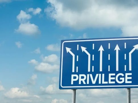 Expert Uses Right-Handed World Analogy to Explain Privilege