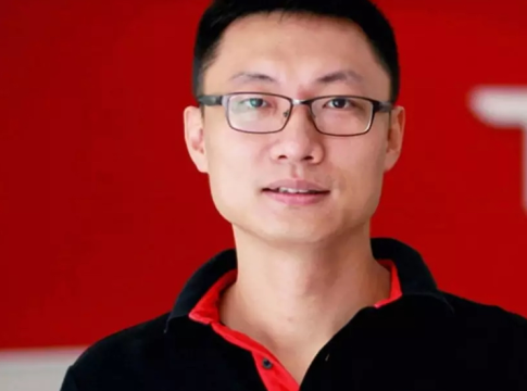 Tesla’s Rising Star Zhu Faces Questions Amid Major Stock Sales